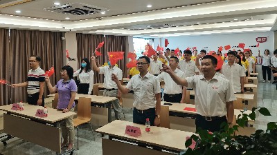 石碣镇总工会与广东彩乐园食物有限公司一同寓目东莞市第六届合唱节启动仪式并同唱《没有共产党就没有新中国》